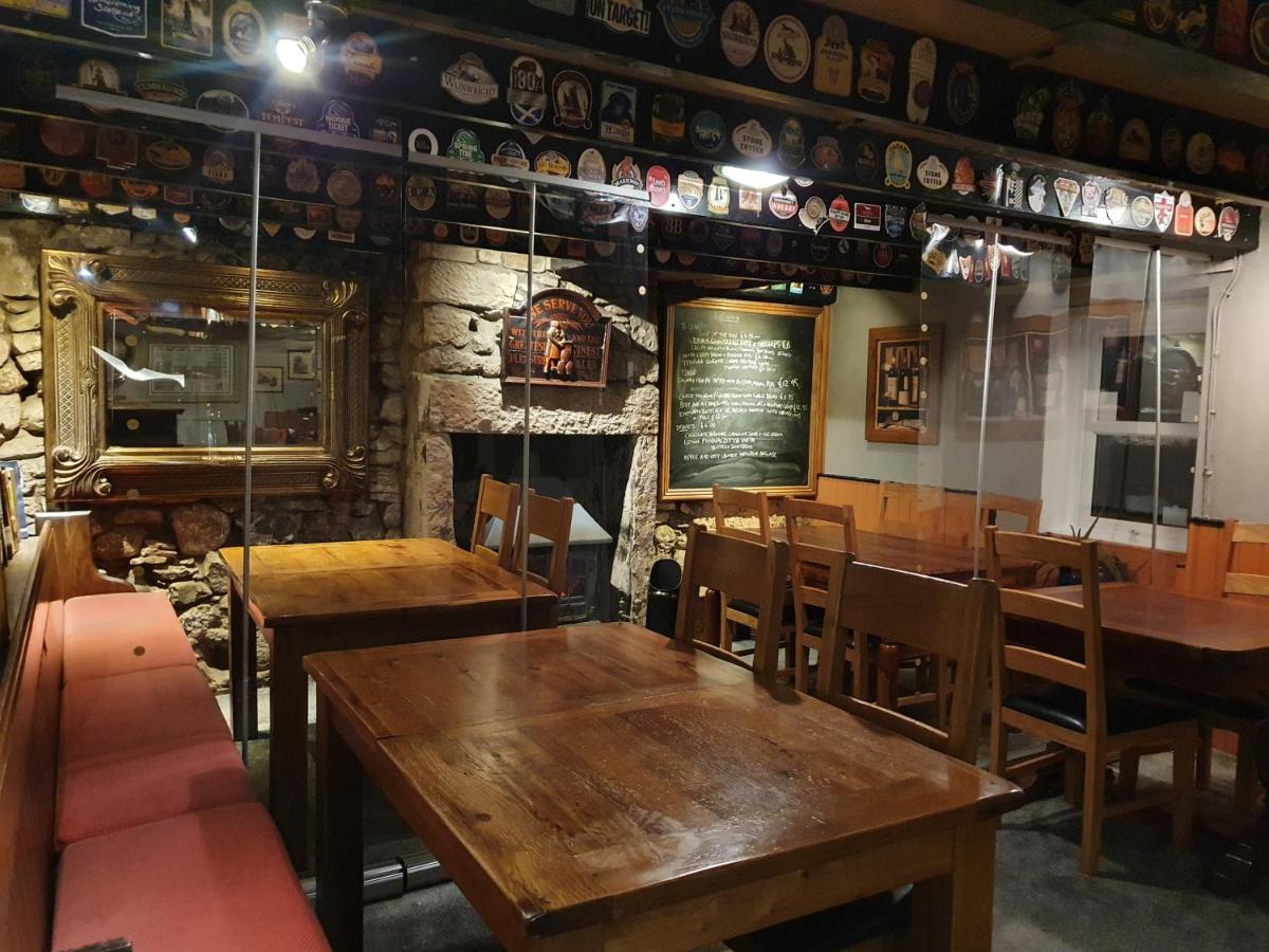 The Craw Inn Аймът Екстериор снимка