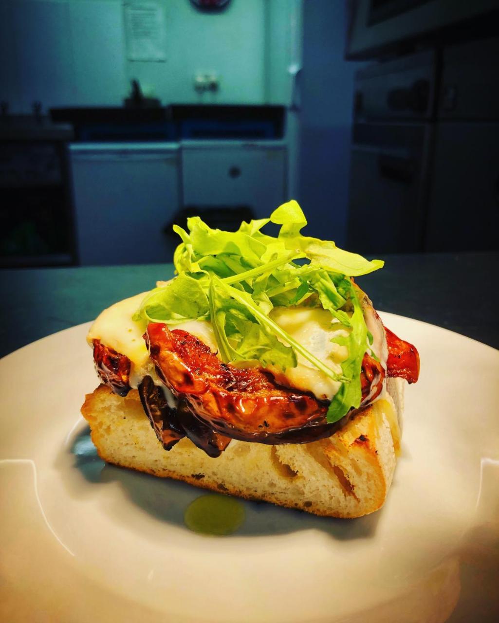 The Craw Inn Аймът Екстериор снимка