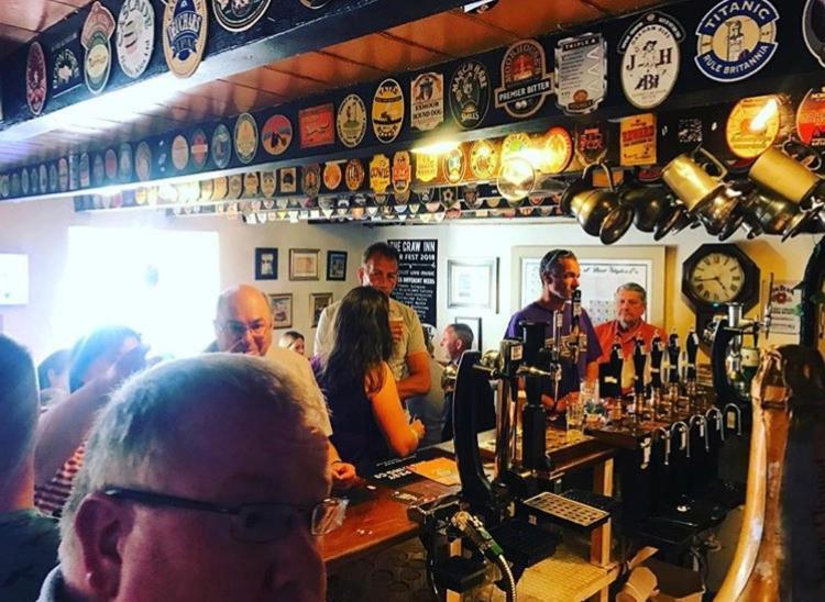 The Craw Inn Аймът Екстериор снимка