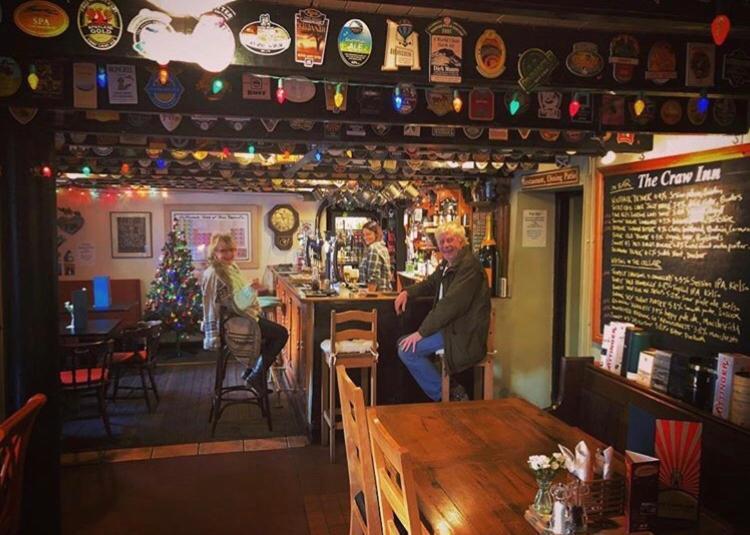 The Craw Inn Аймът Екстериор снимка