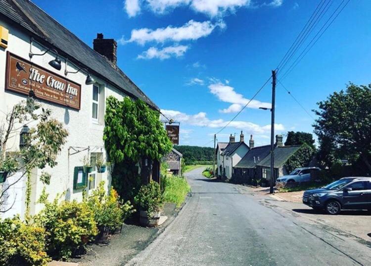 The Craw Inn Аймът Екстериор снимка